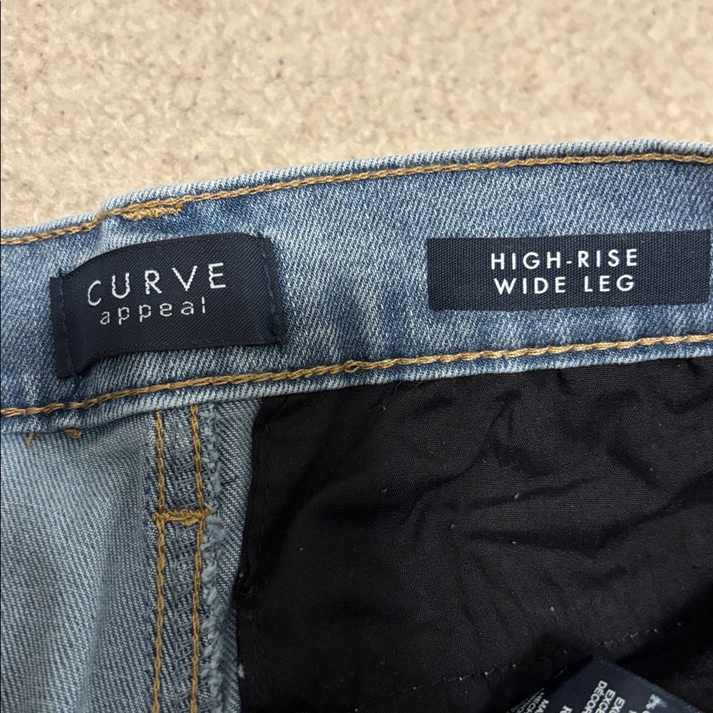 Curve Light Wash Wide Leg Jeans - Picture 4 of 6
